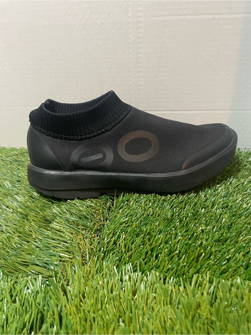 OOFOS OOmg eeZee Men’s Recovery Slip-On Shoes Black Size 9 EU 42